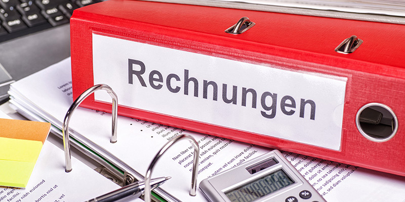 Roter Aktenordner für Rechnungen